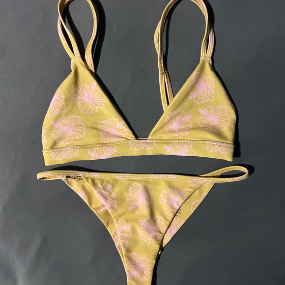 Benoa honey hibiscus - Picture 1 of 2